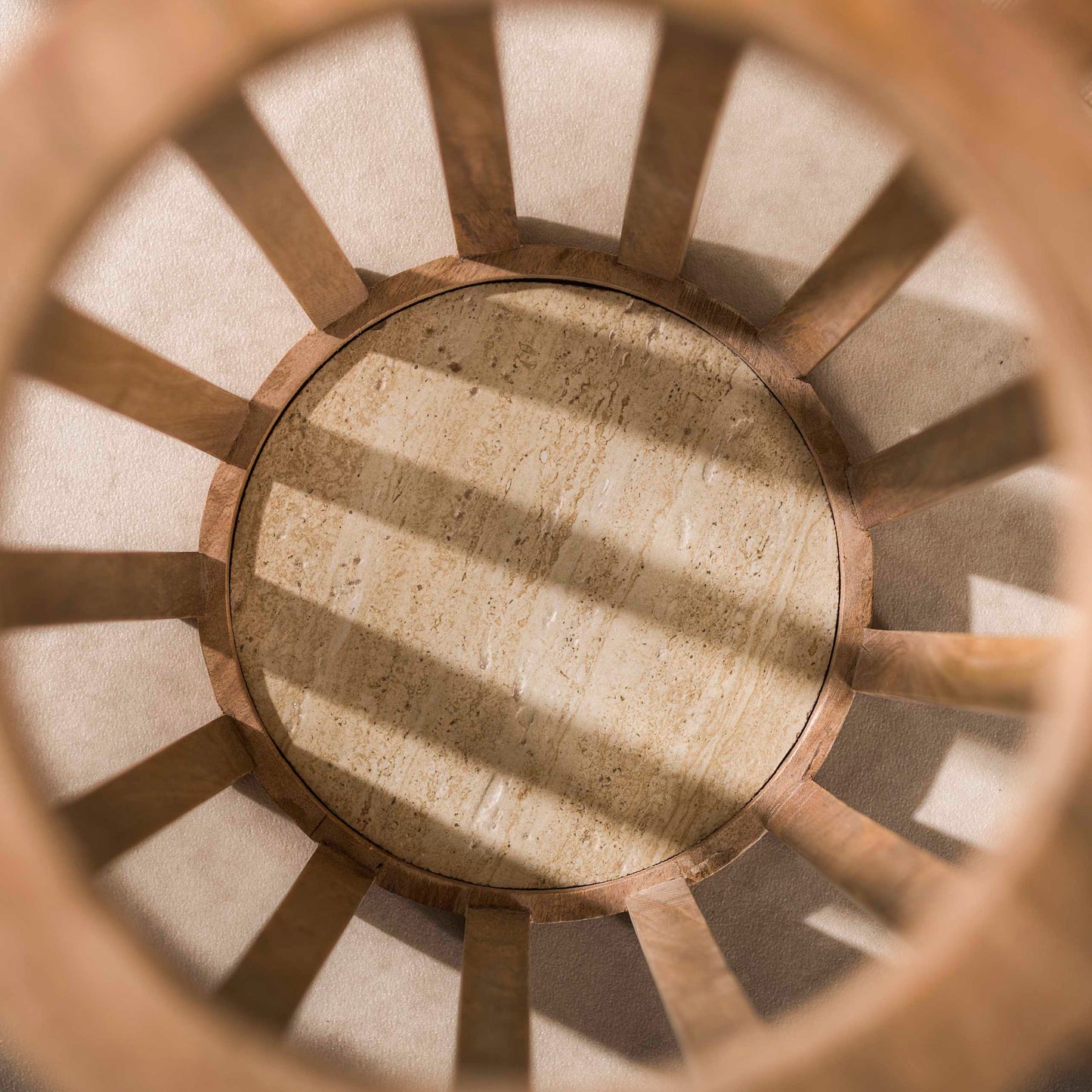 Schirmständer LINEA Offener Massivholz-Schirmständer im Lamellen-Design