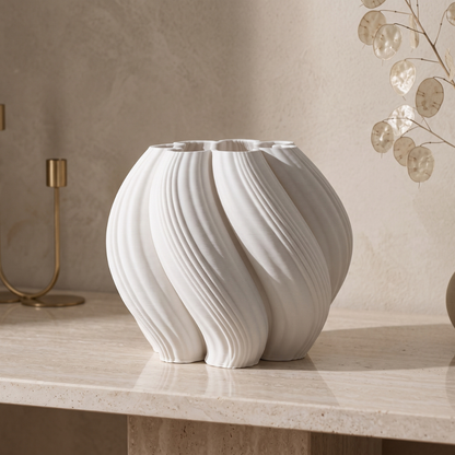 Design-Vase LUCA Skulpturale Keramikvase mit gedrehtem 3D-Rippenmuster