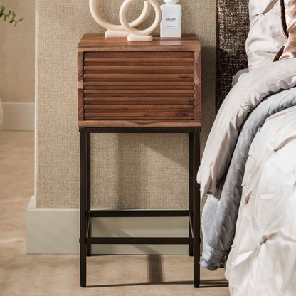 Nachttisch LINE XS Kompakte Akazienholz-Konsole mit Rillen-Front & Bronzegestell