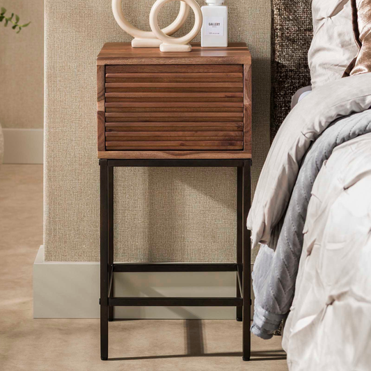 Nachttisch LINE XS Kompakte Akazienholz-Konsole mit Rillen-Front & Bronzegestell