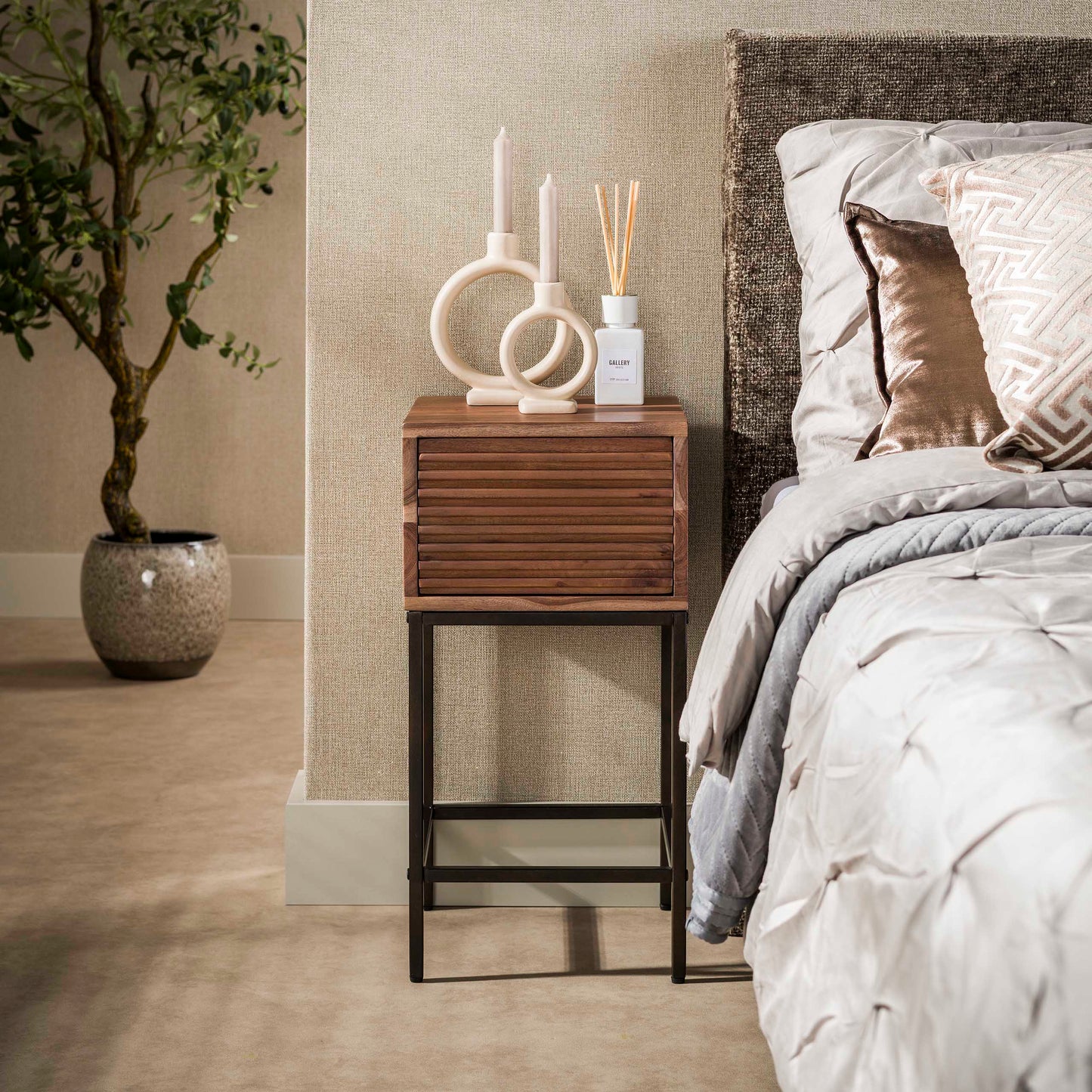 Nachttisch LINE XS Kompakte Akazienholz-Konsole mit Rillen-Front & Bronzegestell
