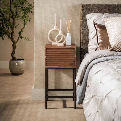 Nachttisch LINE XS Kompakte Akazienholz-Konsole mit Rillen-Front & Bronzegestell