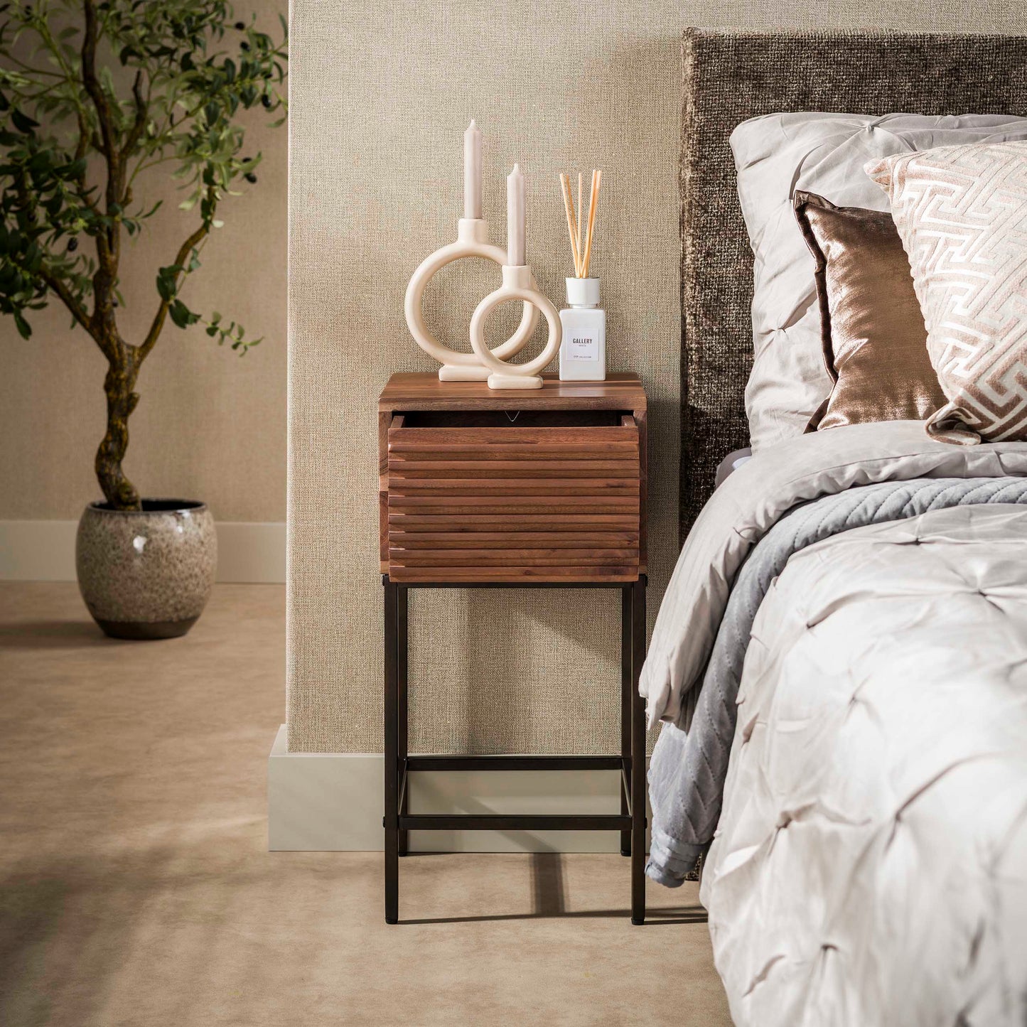 Nachttisch LINE XS Kompakte Akazienholz-Konsole mit Rillen-Front & Bronzegestell