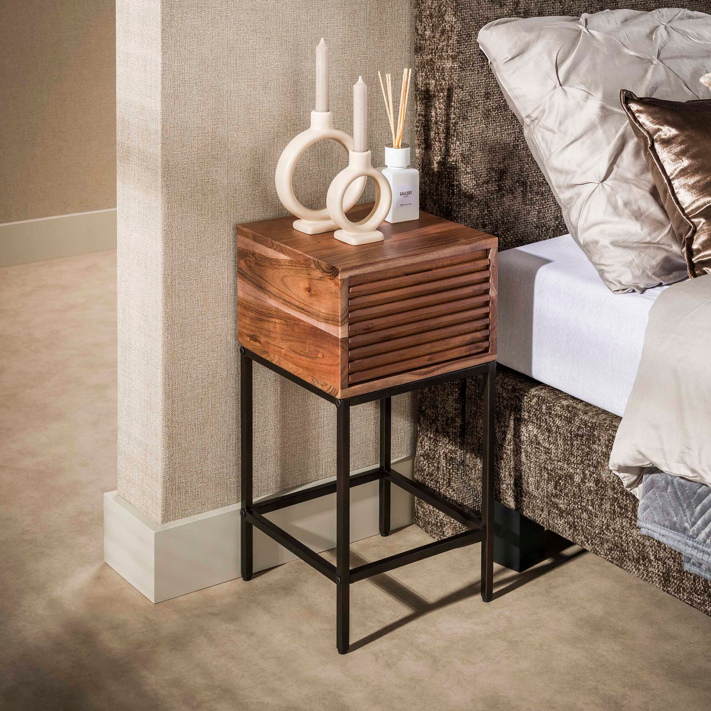 Nachttisch LINE XS Kompakte Akazienholz-Konsole mit Rillen-Front & Bronzegestell