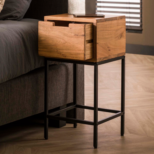 Nachttisch FLAT XS Kompakte Nachtkonsole aus massiver Akazie im Industrial-Look