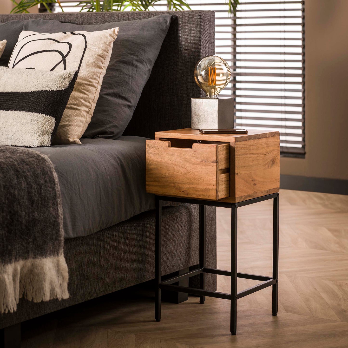 Nachttisch FLAT XS Kompakte Nachtkonsole aus massiver Akazie im Industrial-Look