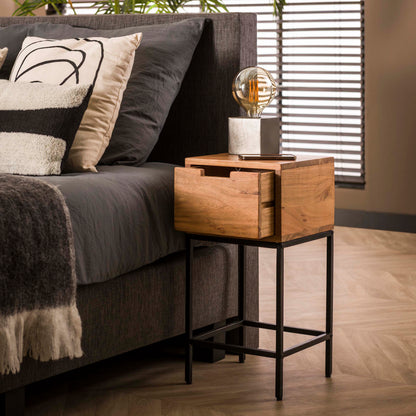 Nachttisch FLAT XS Kompakte Nachtkonsole aus massiver Akazie im Industrial-Look