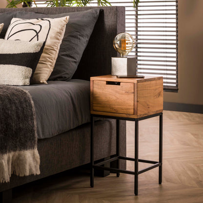 Nachttisch FLAT XS Kompakte Nachtkonsole aus massiver Akazie im Industrial-Look