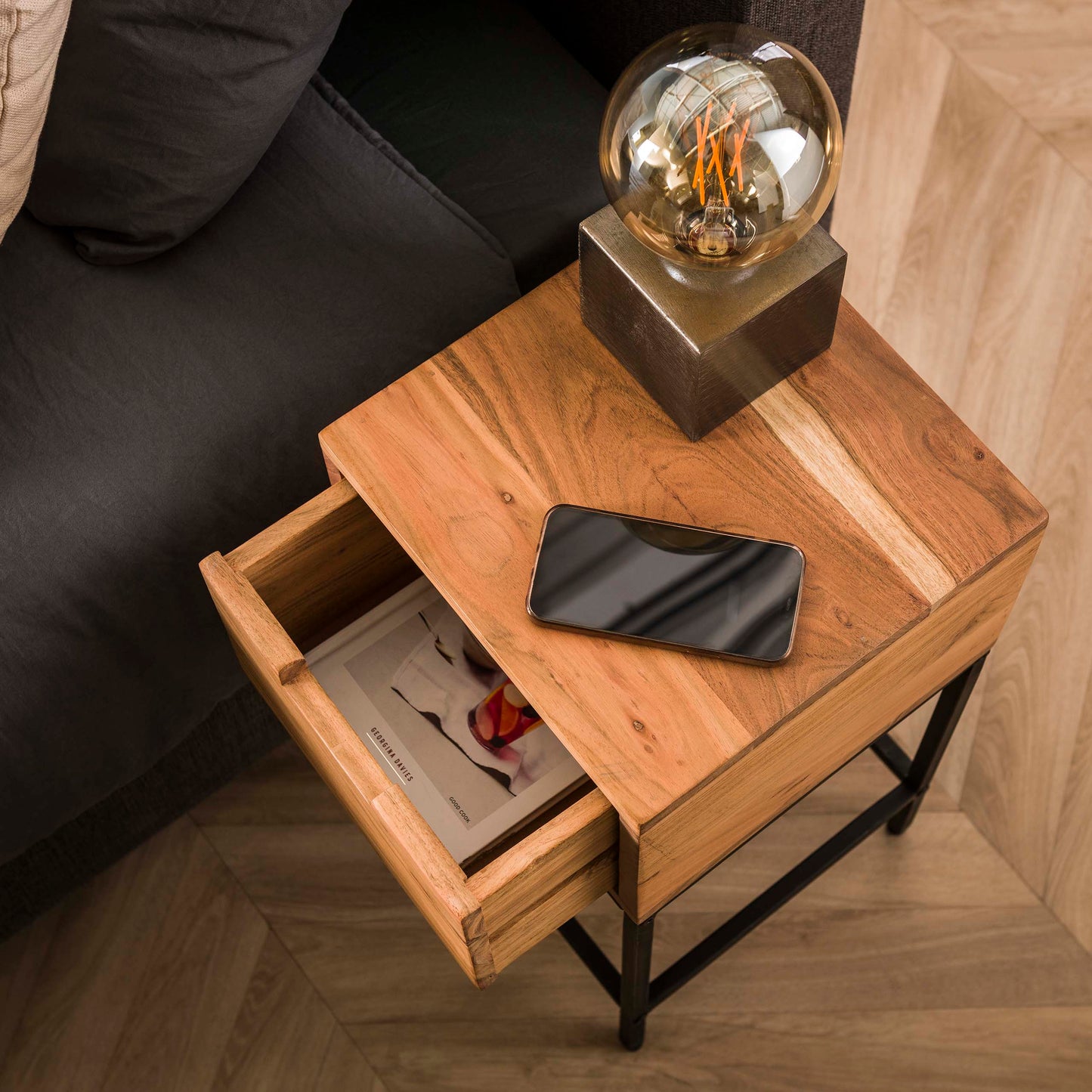 Nachttisch FLAT XS Kompakte Nachtkonsole aus massiver Akazie im Industrial-Look