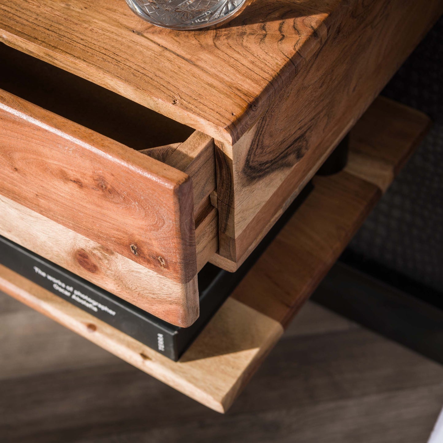 Nachttisch SHELVE AERO Schwebende Nachtkonsole aus massiver Akazie mit zwei Ebenen