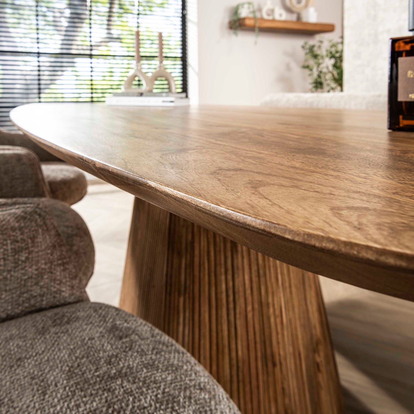 Esstisch Aurelio Sand Dänisch-Ovaler Design Tisch mit Rillen-Säule