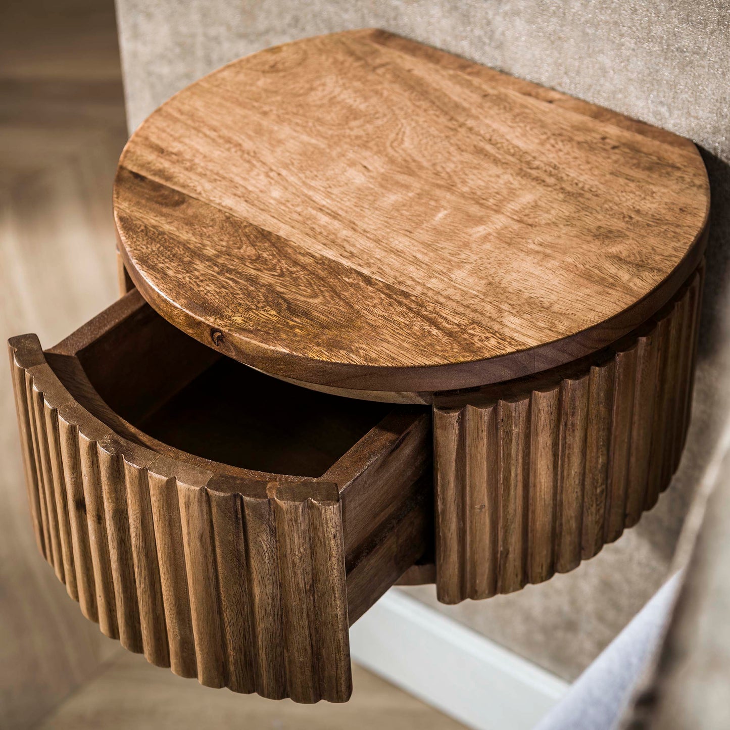 Nachttisch WAVE ROUND XS AERO Kompakte, halbrunde Nachtkonsole aus Mangoholz 30 cm