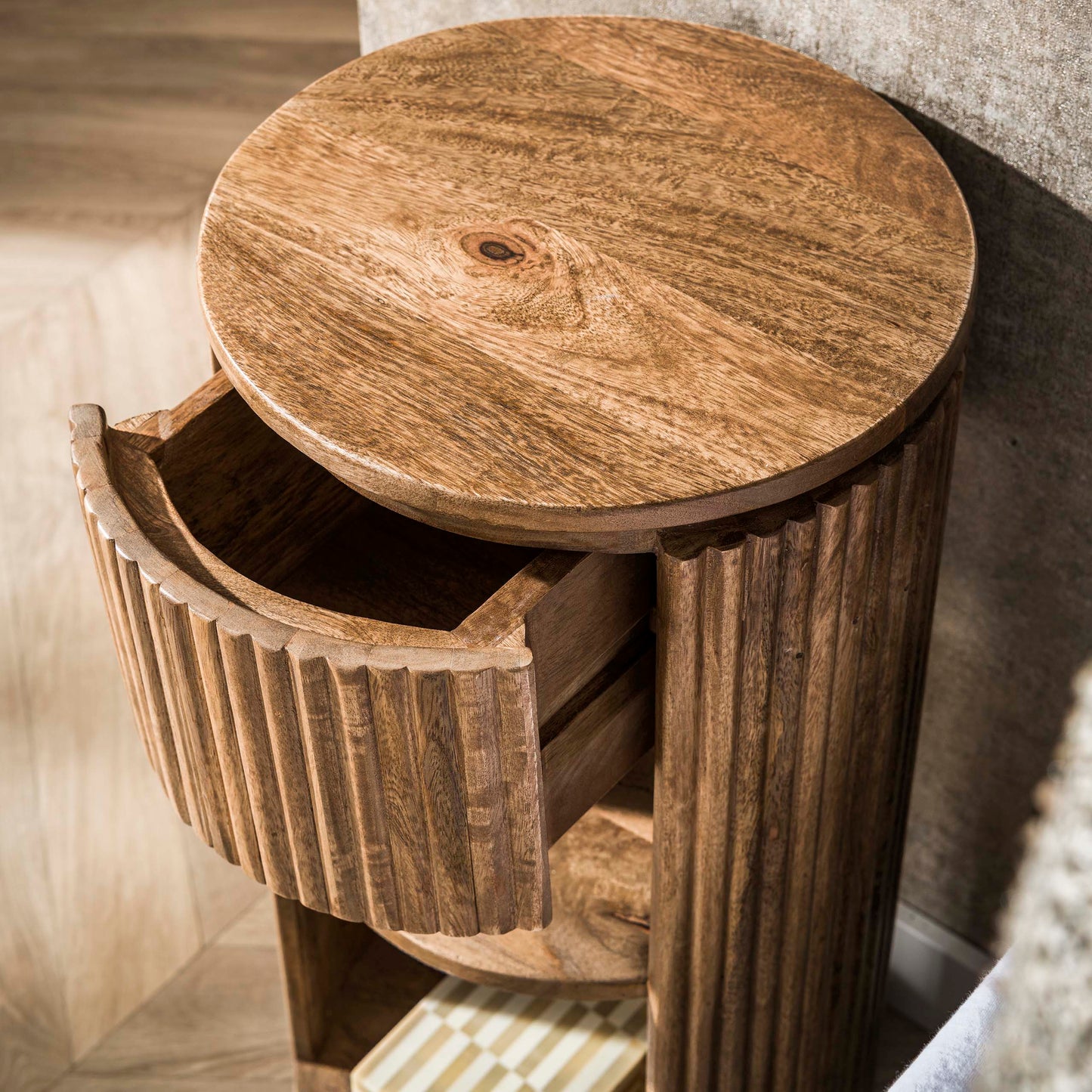 Nachttisch WAVE CYLINDER Runde Standkonsole aus Mangoholz mit Rillen-Design Ø 30 cm