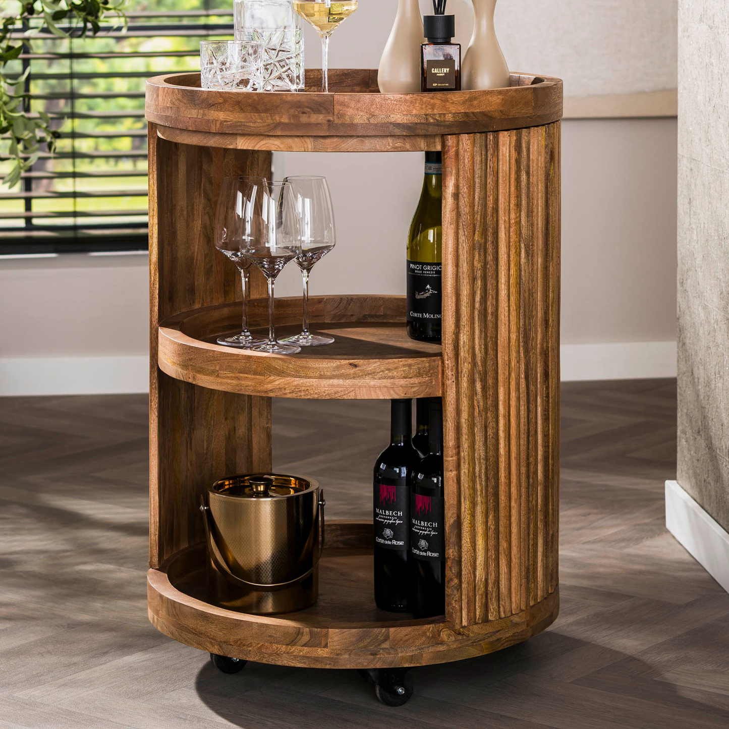 Servierwagen & Weintrolley WAVE ELEGANCE Runder Barwagen aus Mangoholz mit Lamellen-Design