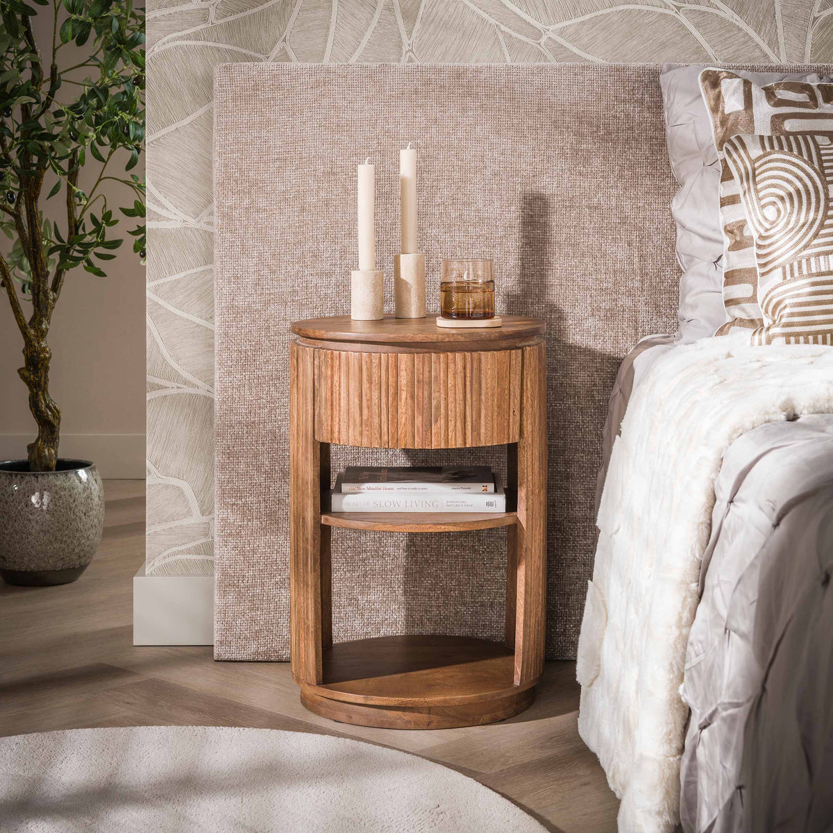 Nachttisch WAVE Runder Massivholz-Nachttisch aus Mangoholz mit Wellenmuster und Schublade