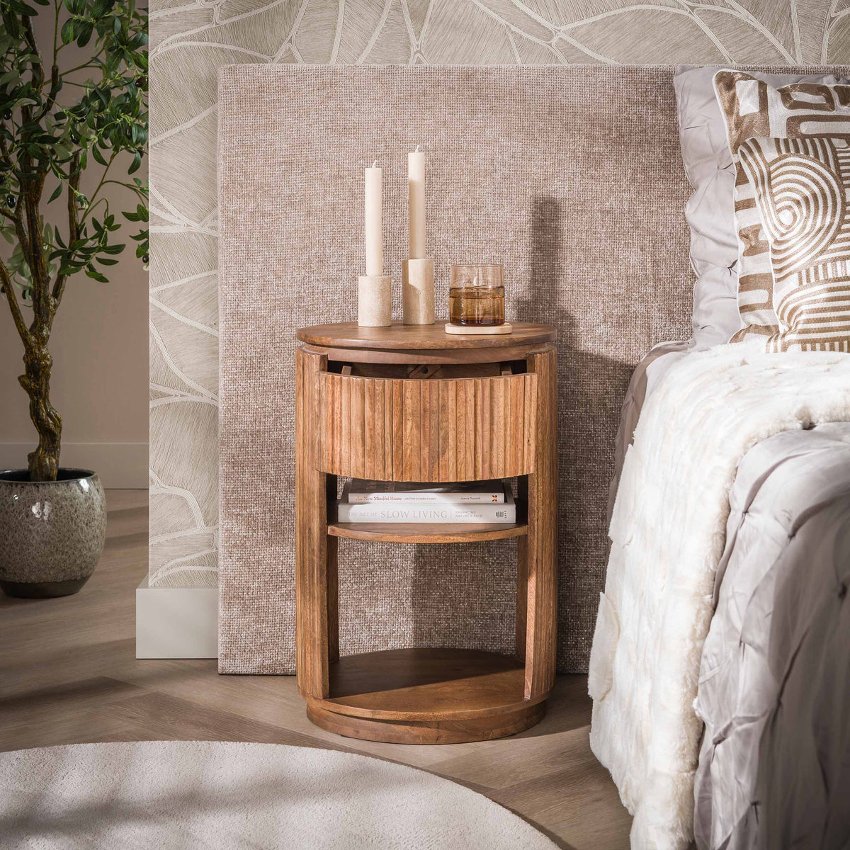 Nachttisch WAVE Runder Massivholz-Nachttisch aus Mangoholz mit Wellenmuster und Schublade