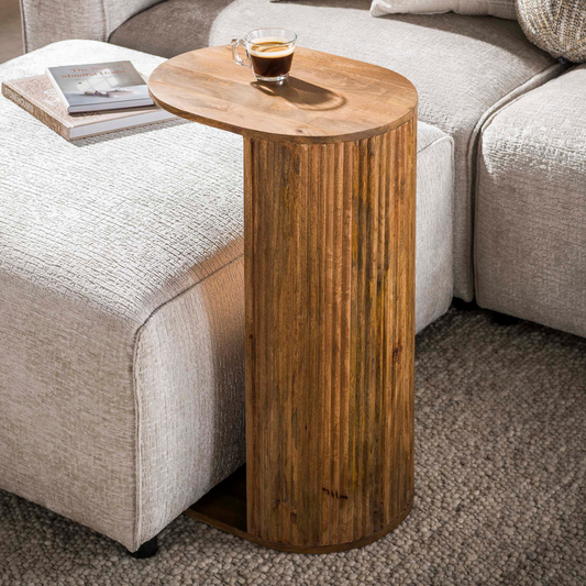 Beistelltisch WAVE C-SHAPE Eleganter Sofa-Tisch aus Mangoholz im Lamellen-Design