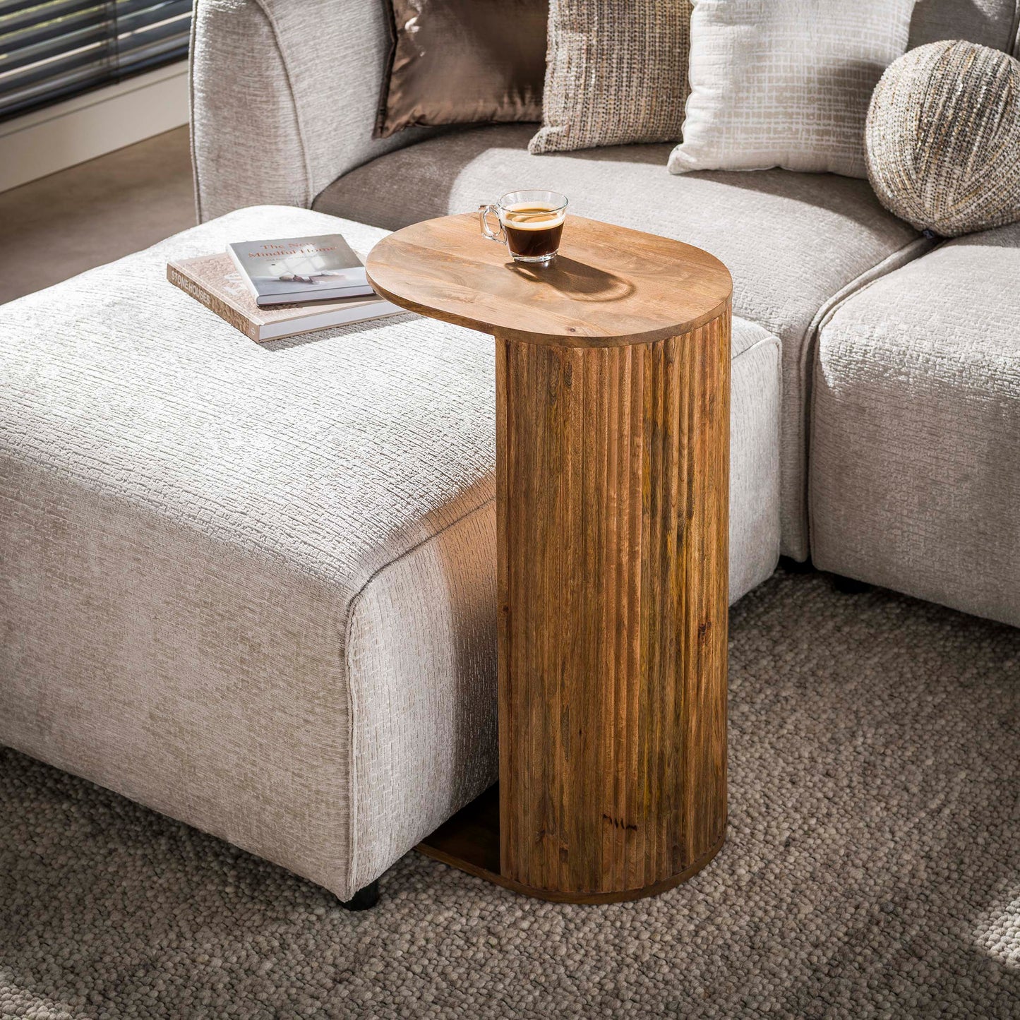 Beistelltisch WAVE C-SHAPE Eleganter Sofa-Tisch aus Mangoholz im Lamellen-Design