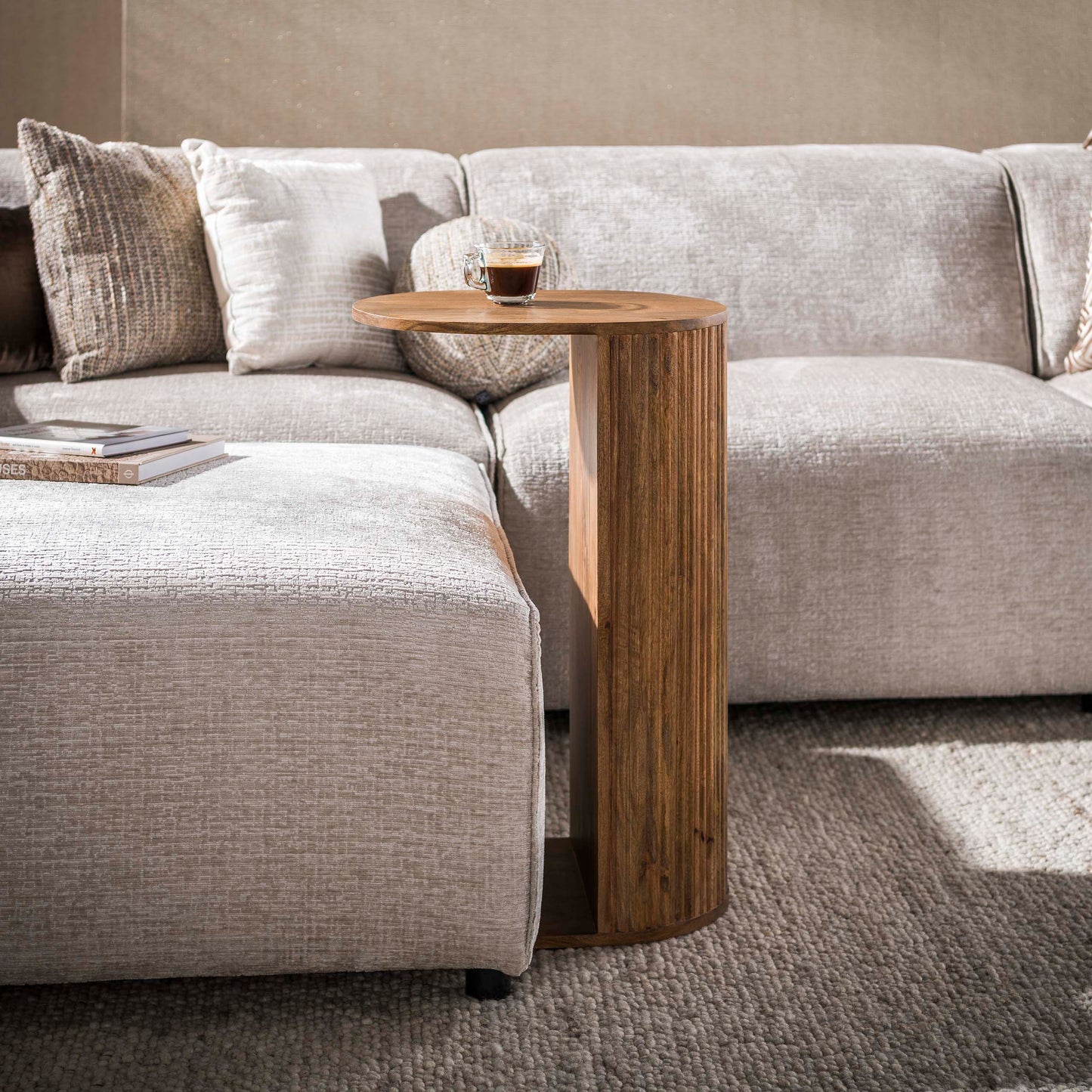 Beistelltisch WAVE C-SHAPE Eleganter Sofa-Tisch aus Mangoholz im Lamellen-Design