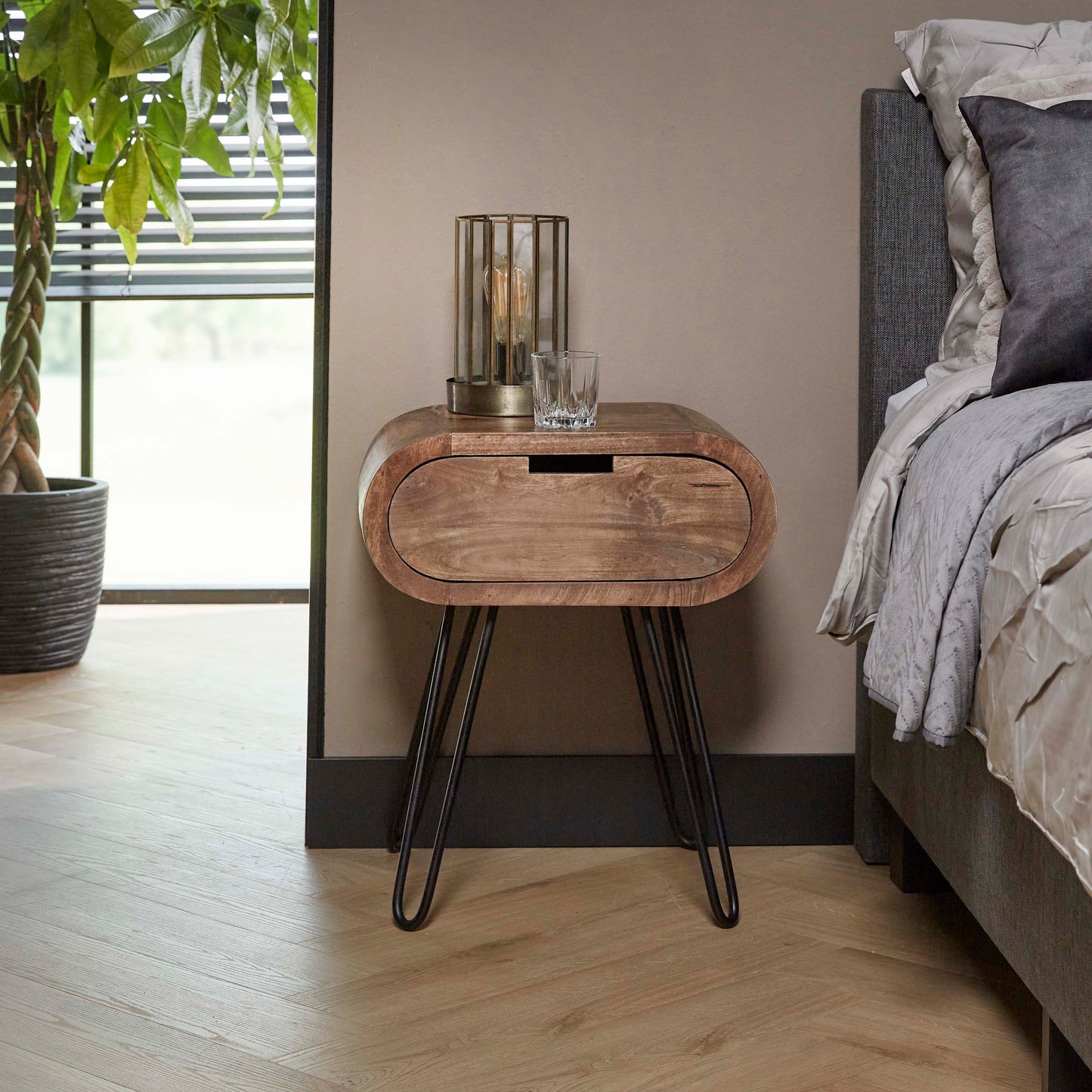 Nachttisch BARREL RETRO Ovale Nachtkonsole aus Mangoholz mit Hairpin-Beinen