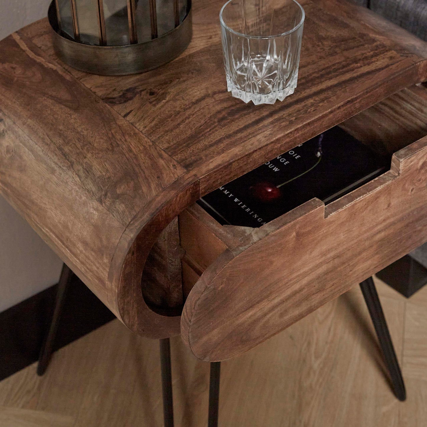 Nachttisch BARREL RETRO Ovale Nachtkonsole aus Mangoholz mit Hairpin-Beinen