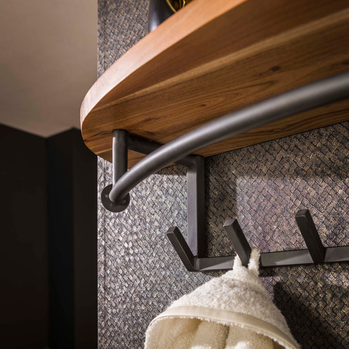 Wandgarderobe ROUND Massives Akazienholz mit Hutablage, Kleiderstange und 8 Haken