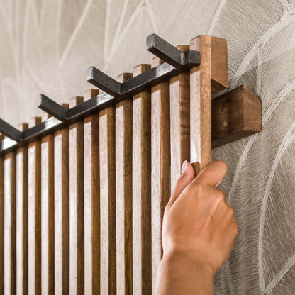 Wandgarderobe TWEAK XL Hohes Garderobenpaneel aus Mangoholz mit Lamellendesign