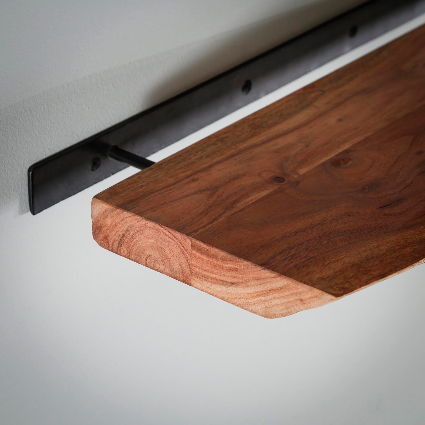 Wandregal EDGE NATURE Schwebendes Massivholz-Regal mit echter Baumkante 60 cm