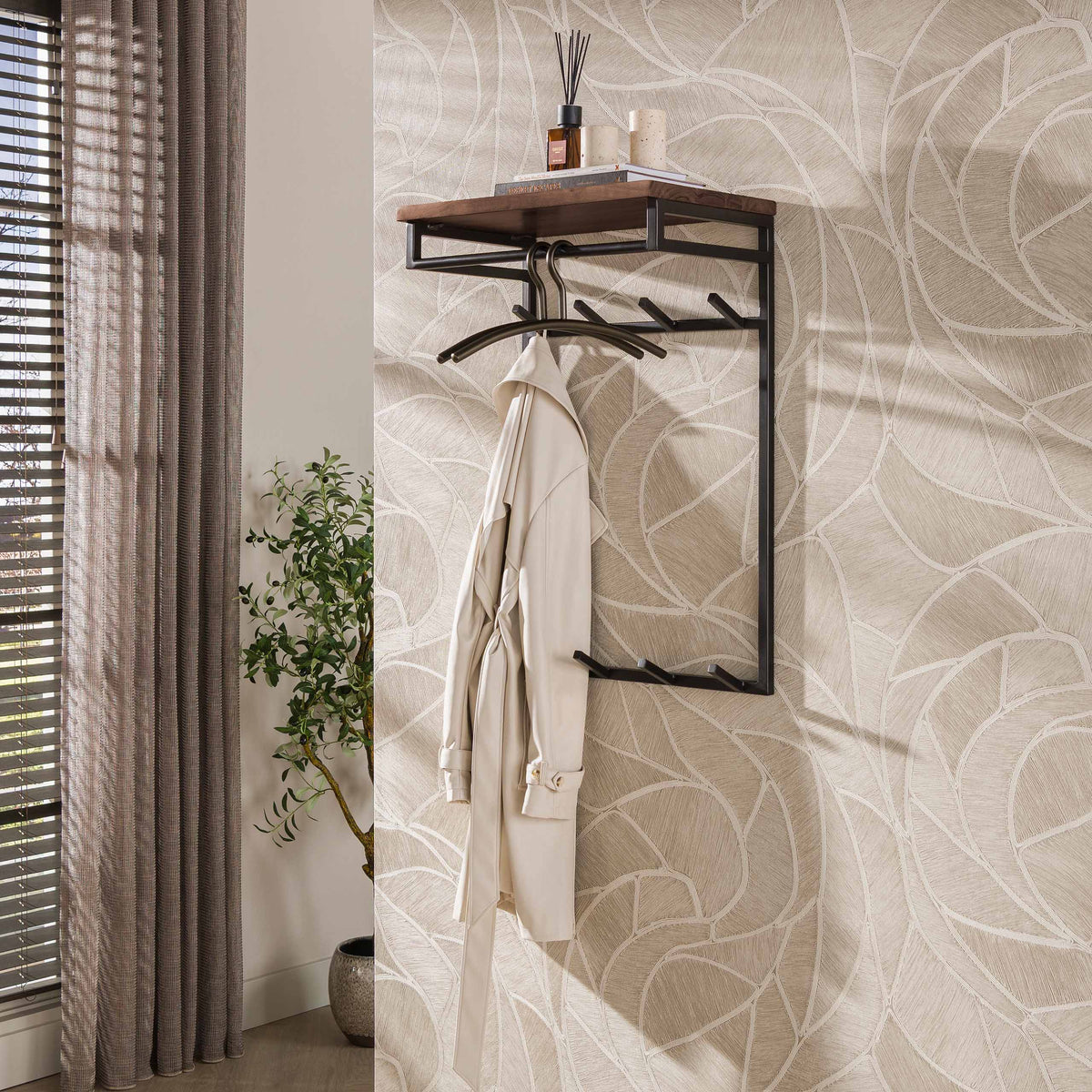 Wandgarderobe CUSTOM HOCH Vertikale Flurgarderobe aus massivem Akazienholz mit Metallgestell, Kleiderstange & 8 Haken
