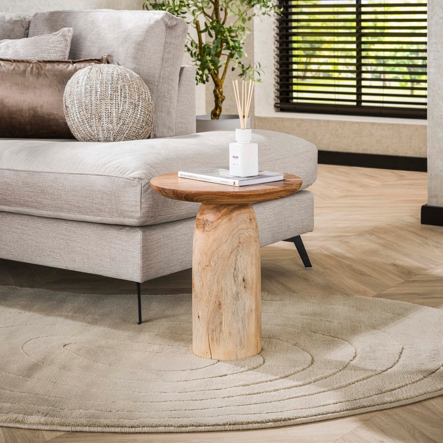 Beistelltisch RIVER SOLID Skulpturaler Massivholz-Tisch aus Akazie in organischer Form 46 cm