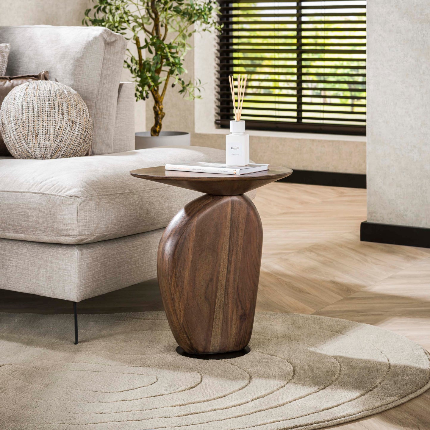Beistelltisch ART SOLID Skulpturaler Massivholz-Tisch aus Akazie in Kiesel-Optik Glaze Brown