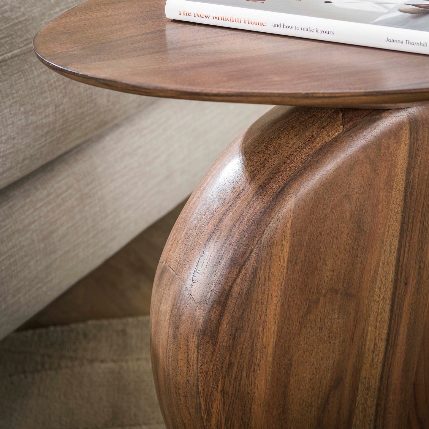 Beistelltisch ART SOLID Skulpturaler Massivholz-Tisch aus Akazie in Kiesel-Optik Glaze Brown