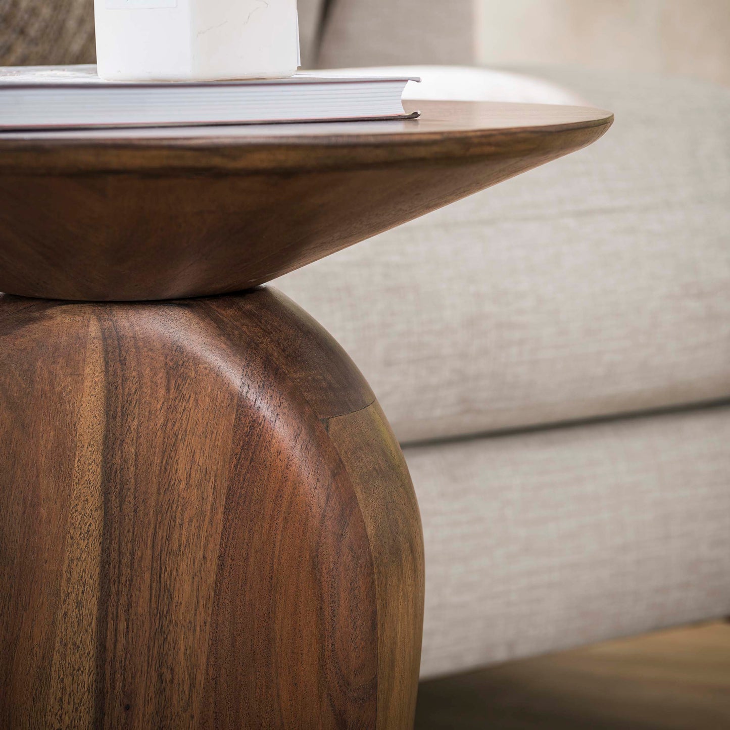 Beistelltisch ART SOLID Skulpturaler Massivholz-Tisch aus Akazie in Kiesel-Optik Glaze Brown