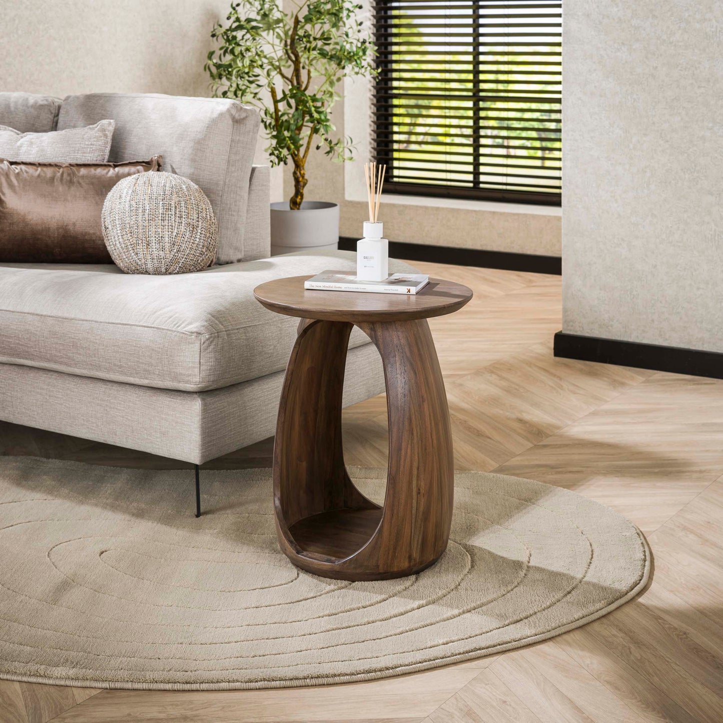 Beistelltisch FLOW SOLID S Skulpturaler Massivholz-Tisch aus Akazie mit organischem Cut-Out Glaze Brown