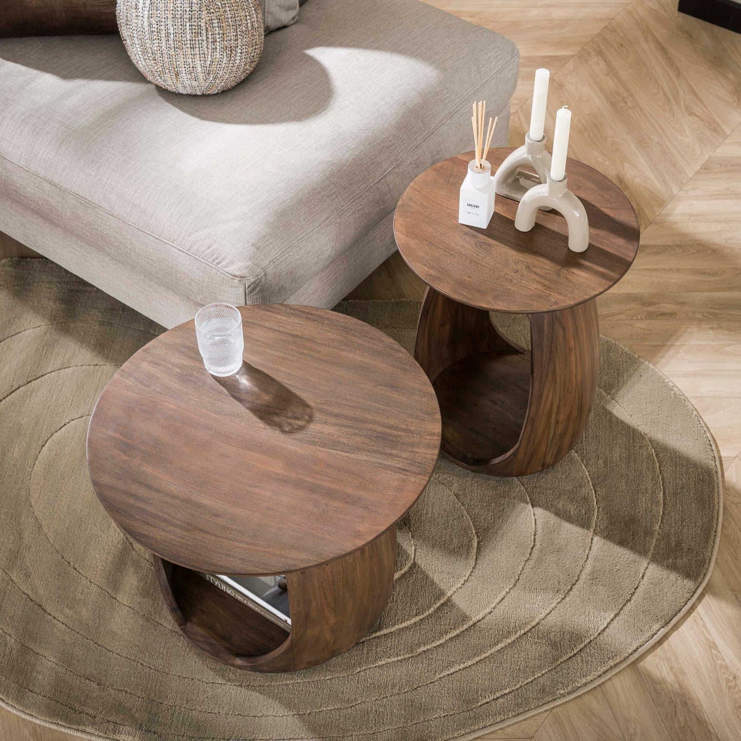 Beistelltisch FLOW SOLID S Skulpturaler Massivholz-Tisch aus Akazie mit organischem Cut-Out Glaze Brown