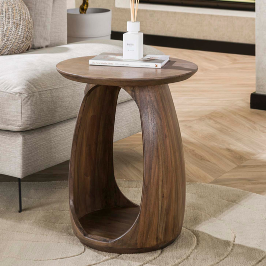 Beistelltisch FLOW SOLID S Skulpturaler Massivholz-Tisch aus Akazie mit organischem Cut-Out Glaze Brown