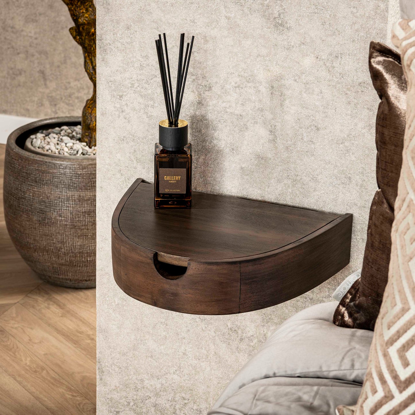 Nachttisch COVE ELEGANCE 2 Schwebende, halbrunde Nachtkonsolen aus Akazie Glaze Brown