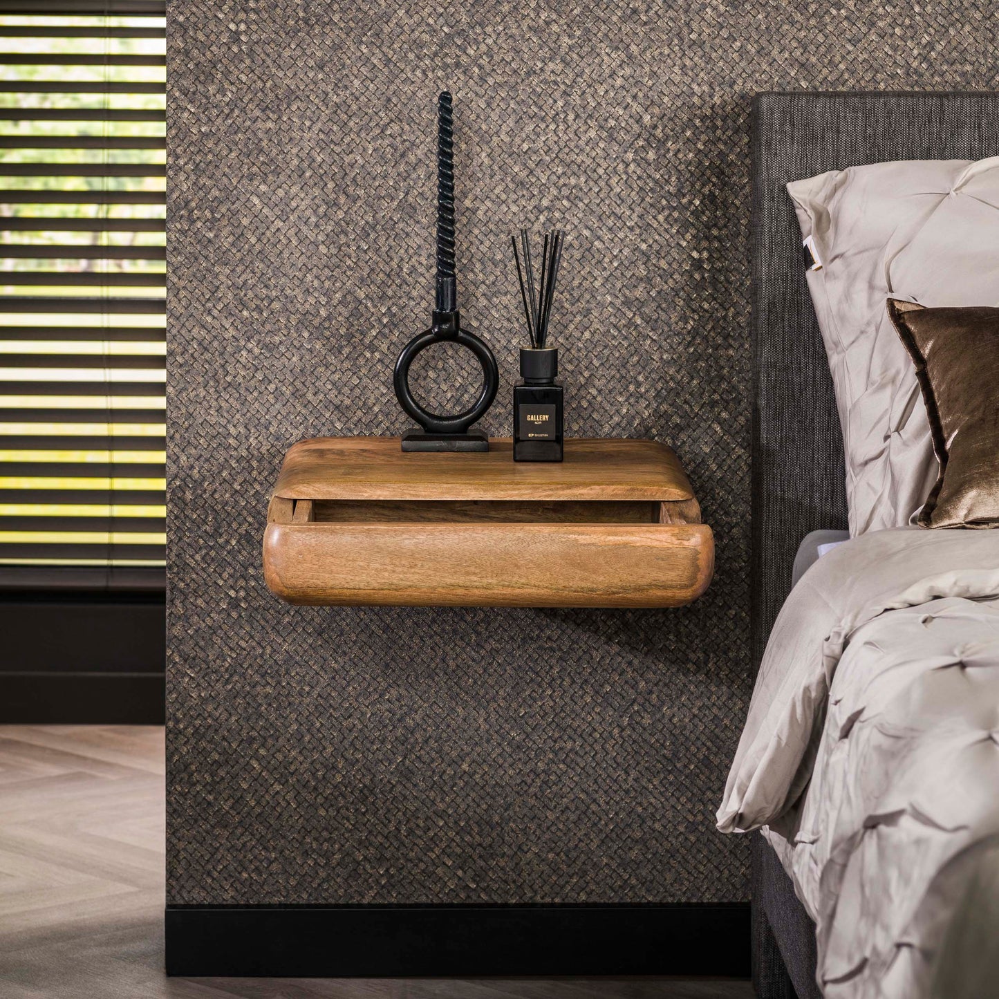 Nachttisch SLEEK SAND Schwebende Nachtkonsole aus Mangoholz im Soft-Edge-Design 45 cm