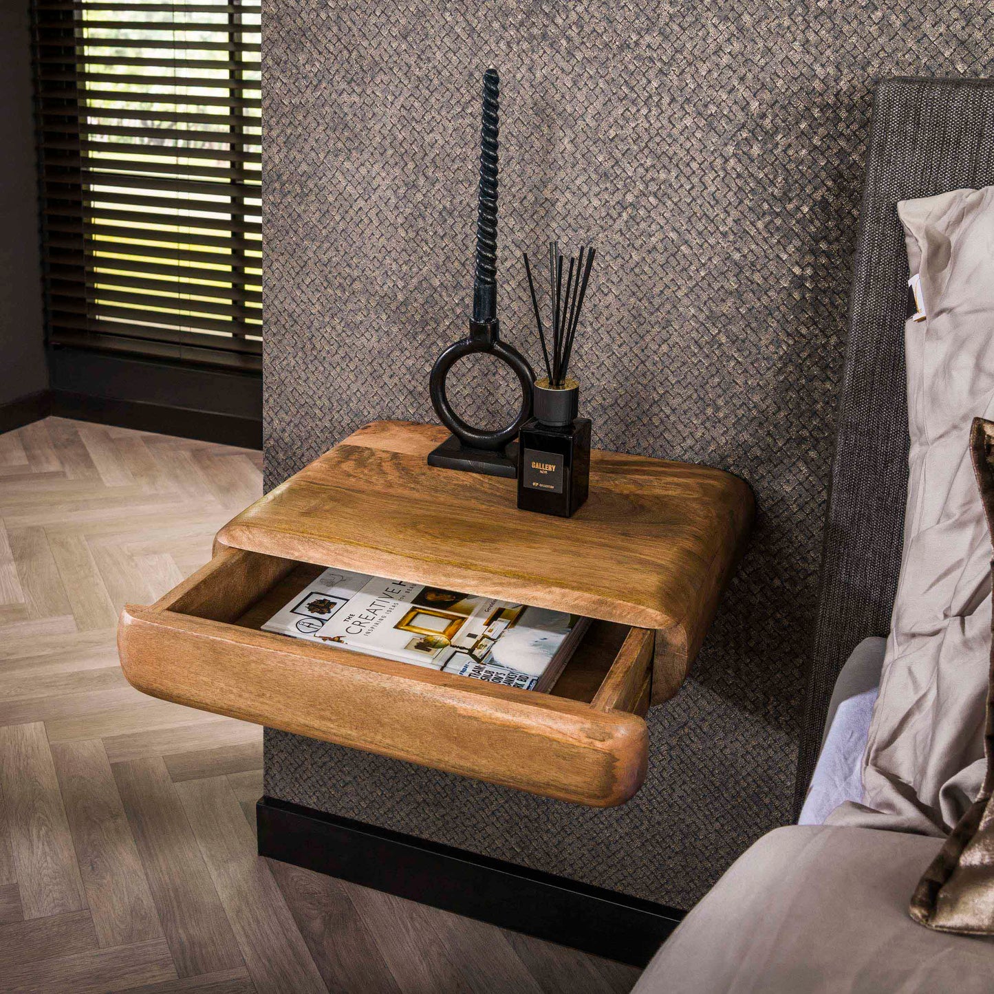 Nachttisch SLEEK SAND Schwebende Nachtkonsole aus Mangoholz im Soft-Edge-Design 45 cm