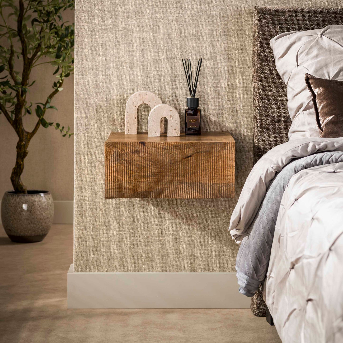 Nachttisch OCEAN WAVES Schwebende Massivholz-Konsole mit 3D-Wellenfront aus Mango 40 cm