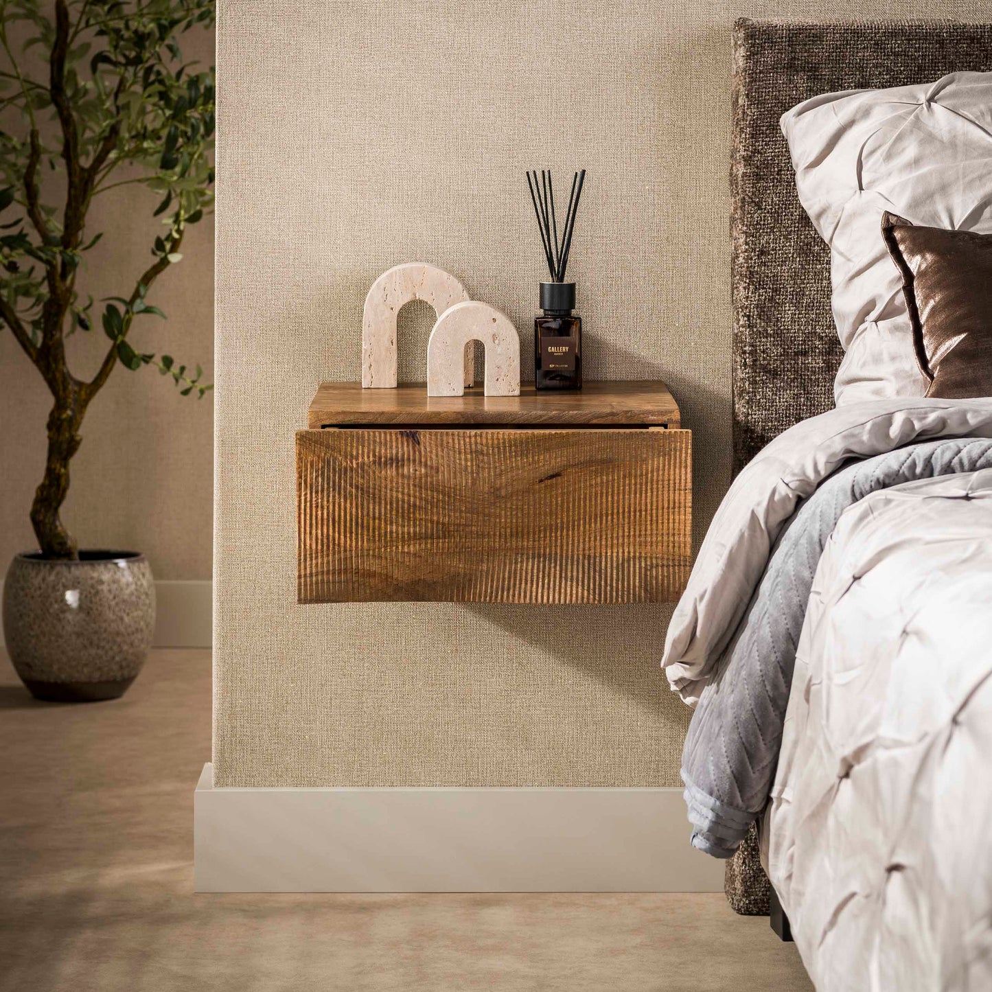 Nachttisch OCEAN WAVES Schwebende Massivholz-Konsole mit 3D-Wellenfront aus Mango 40 cm