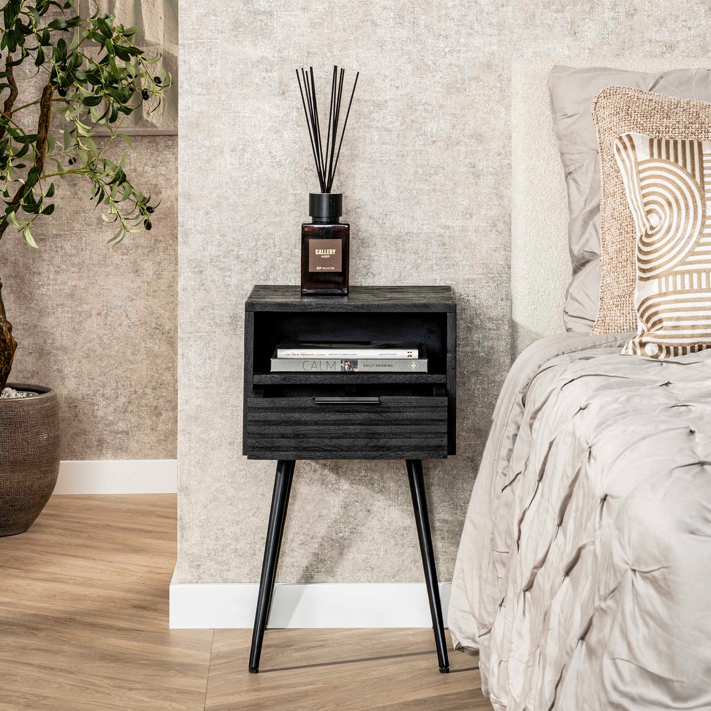 Nachttisch MARINA BLACK Moderne Nachtkonsole aus massivem Mangoholz im All-Black-Look 35 cm