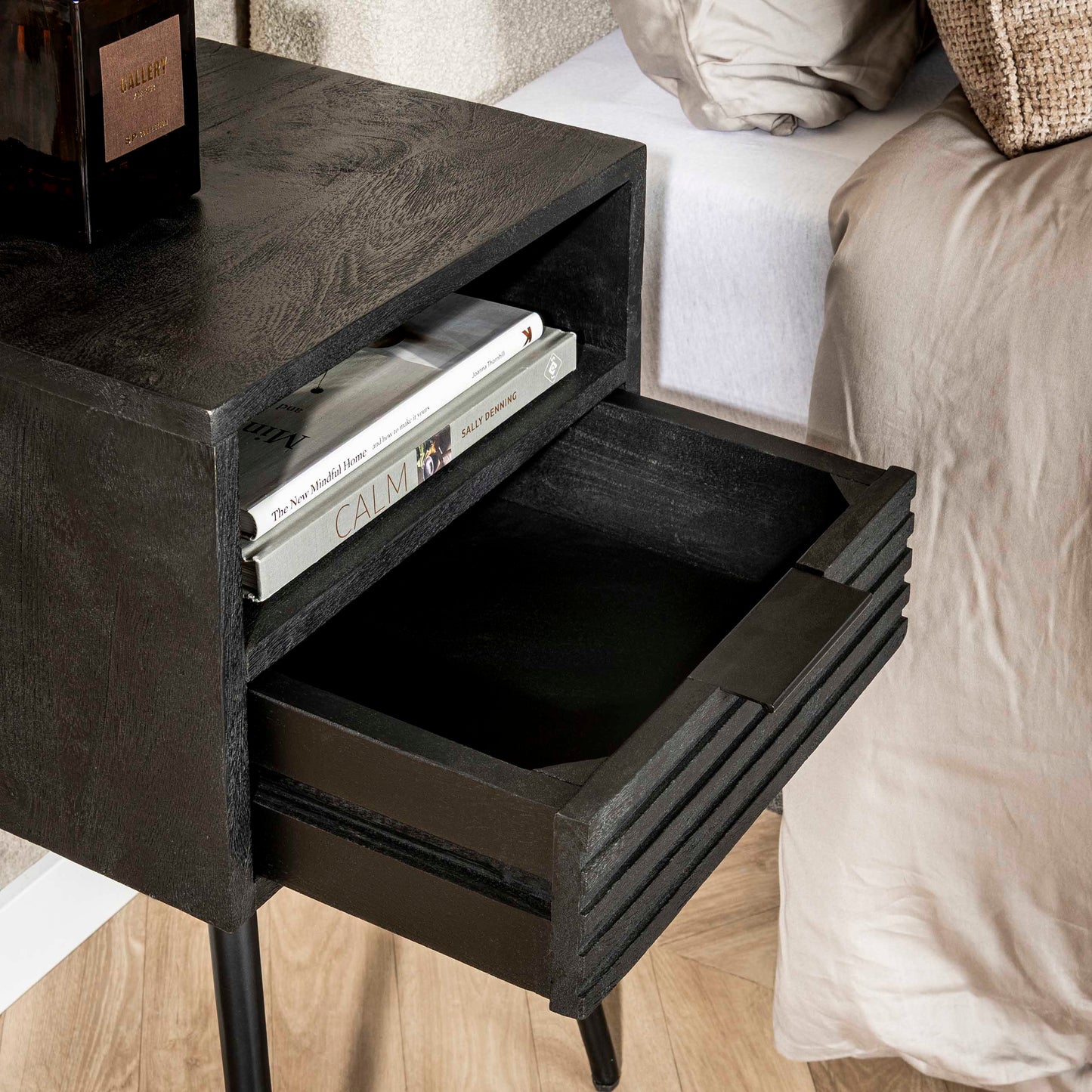 Nachttisch MARINA BLACK Moderne Nachtkonsole aus massivem Mangoholz im All-Black-Look 35 cm