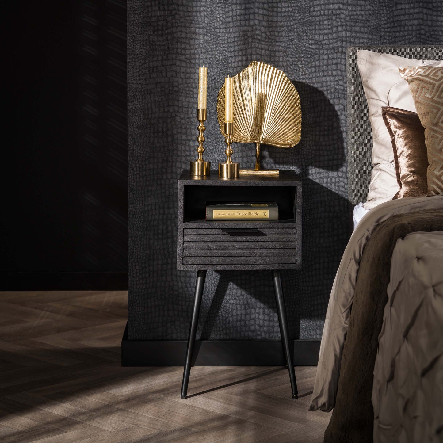 Nachttisch MARINA BLACK Moderne Nachtkonsole aus massivem Mangoholz im All-Black-Look 35 cm