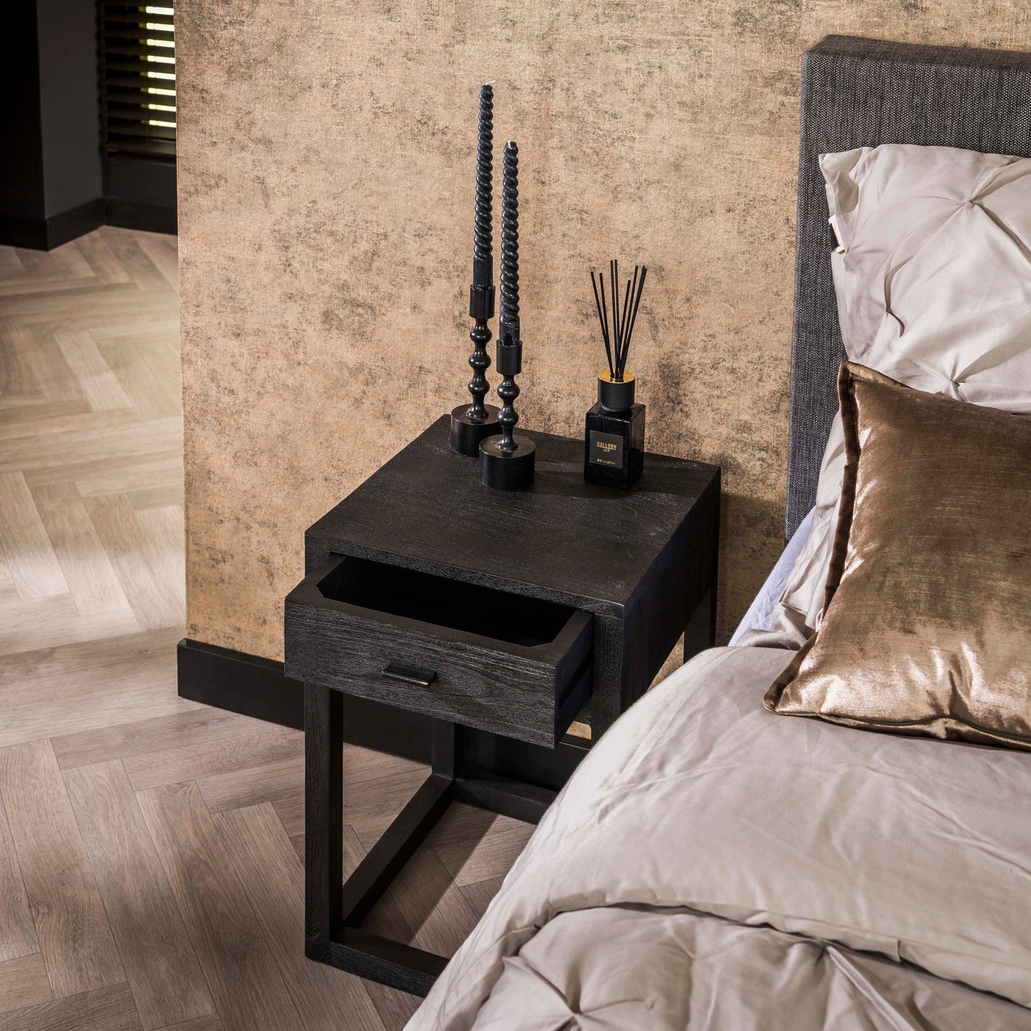 Nachttisch BLACK SQUARE Kubische Massivholz-Konsole im All-Black-Look 35 cm