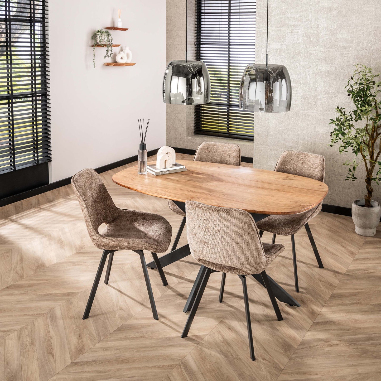 Esstisch OLE NORDICO – Dänisch-Ovaler Massivholztisch mit Spider-Gestell