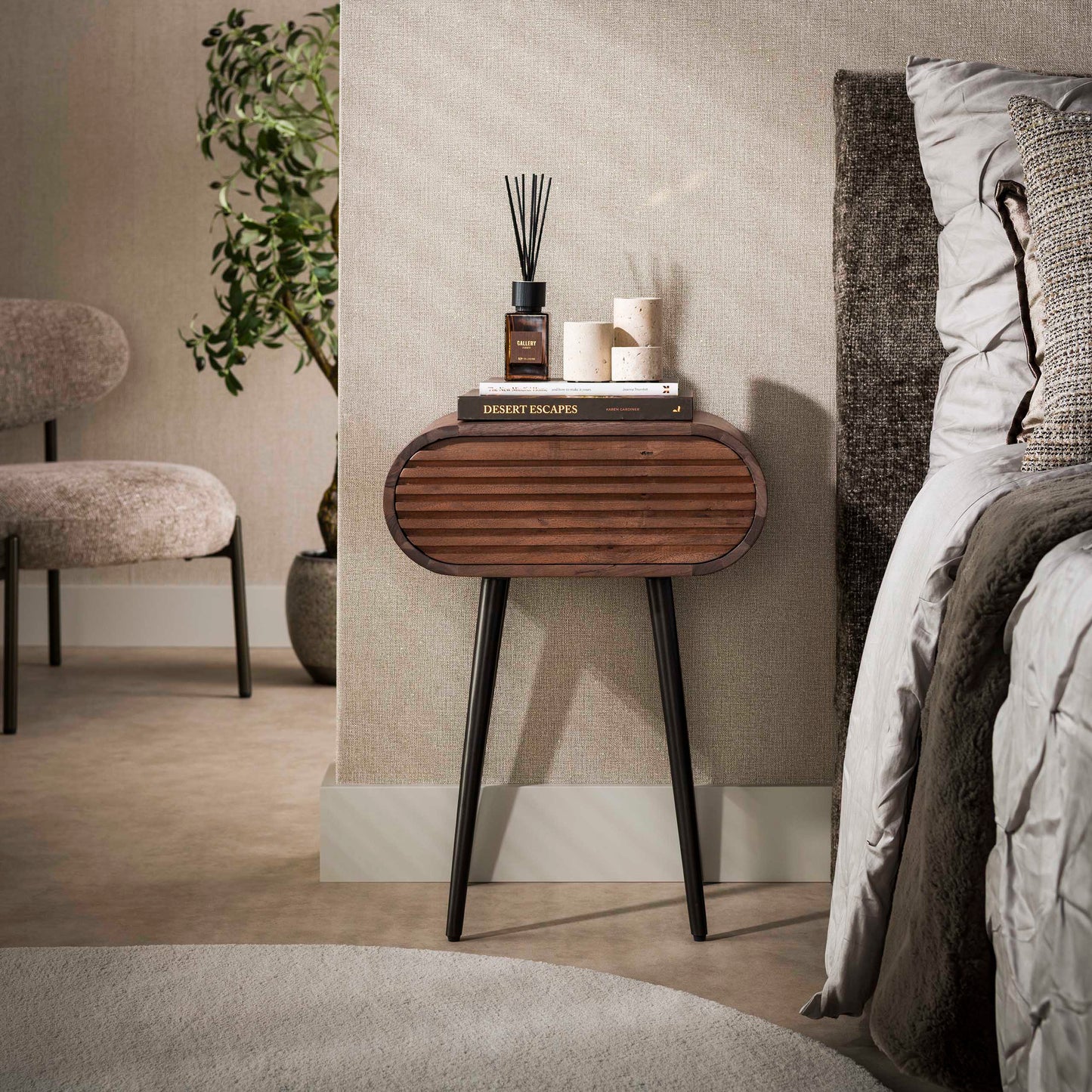 Nachtschrank OVALO STAND Freistehende Massivholz-Konsole mit Rillenfront