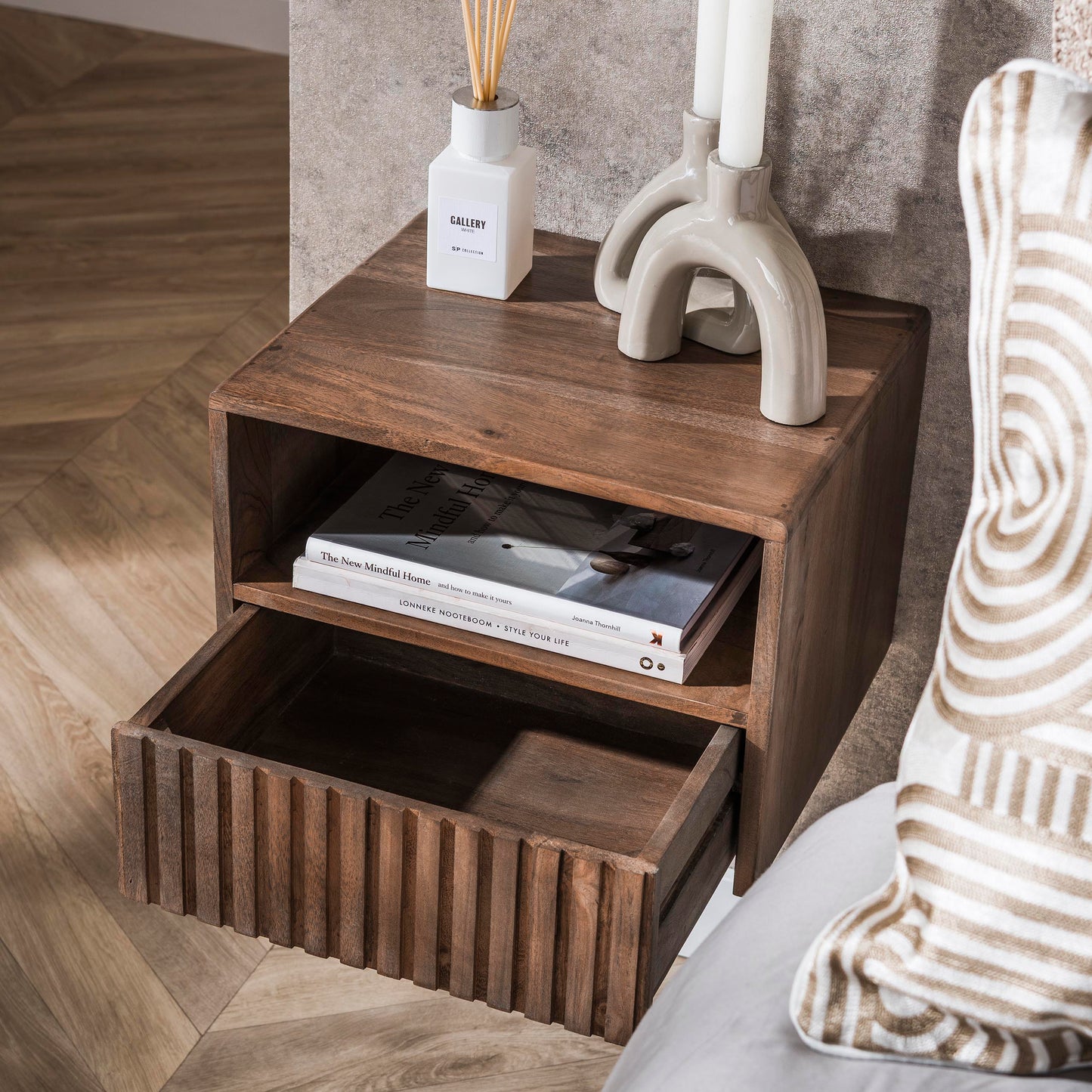 Nachttisch CARVE DRIFTWOOD Schwebende Massivholz-Konsole mit 3D-Rillenfront & offenem Fach 35 cm