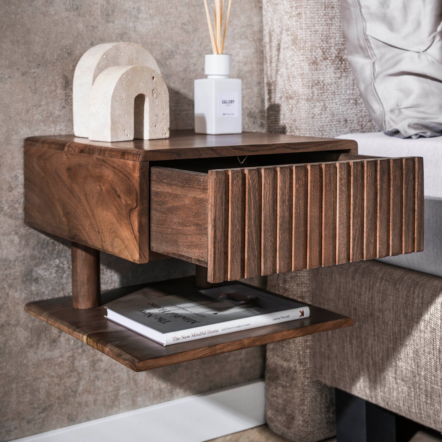 Nachttisch CARVE SHELVE Schwebende Massivholz-Konsole mit 3D-Rillenfront & Ablageboard 35 cm