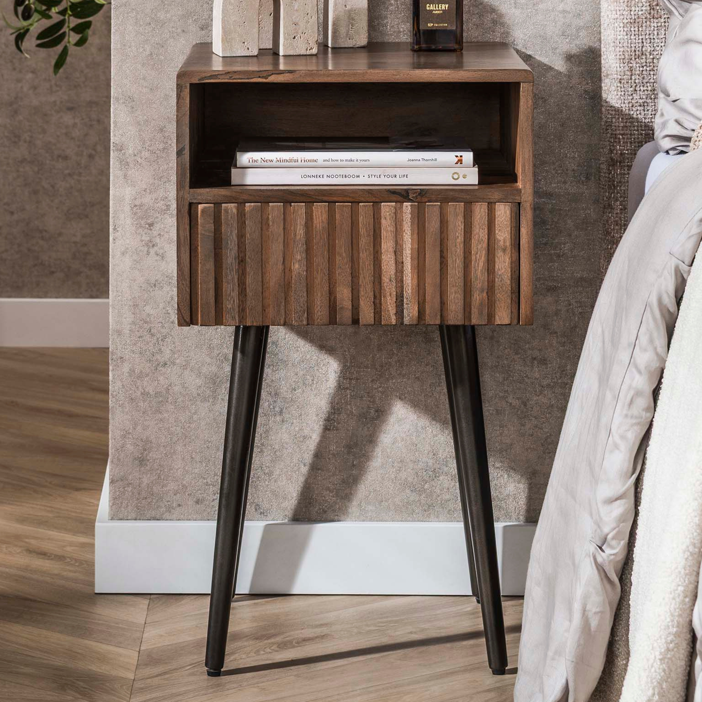 Nachttisch CARVE DRIFTWOOD Massivholz-Konsole mit 3D-Rillenfront, offenem Fach & Bronze-Gestell 61 cm